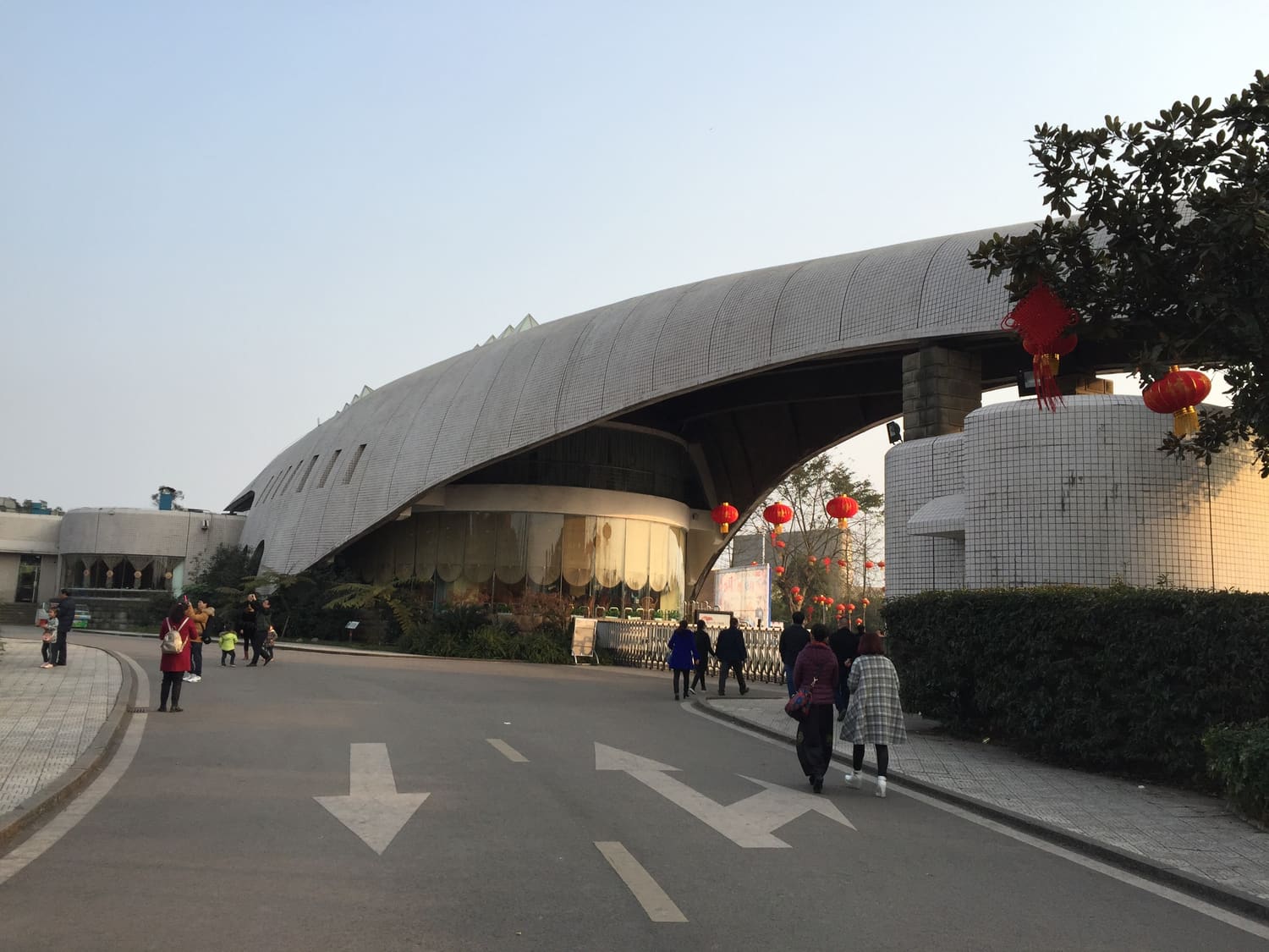 自贡恐龙博物馆外观，如覆于大山铺发掘现场之上的巨壳