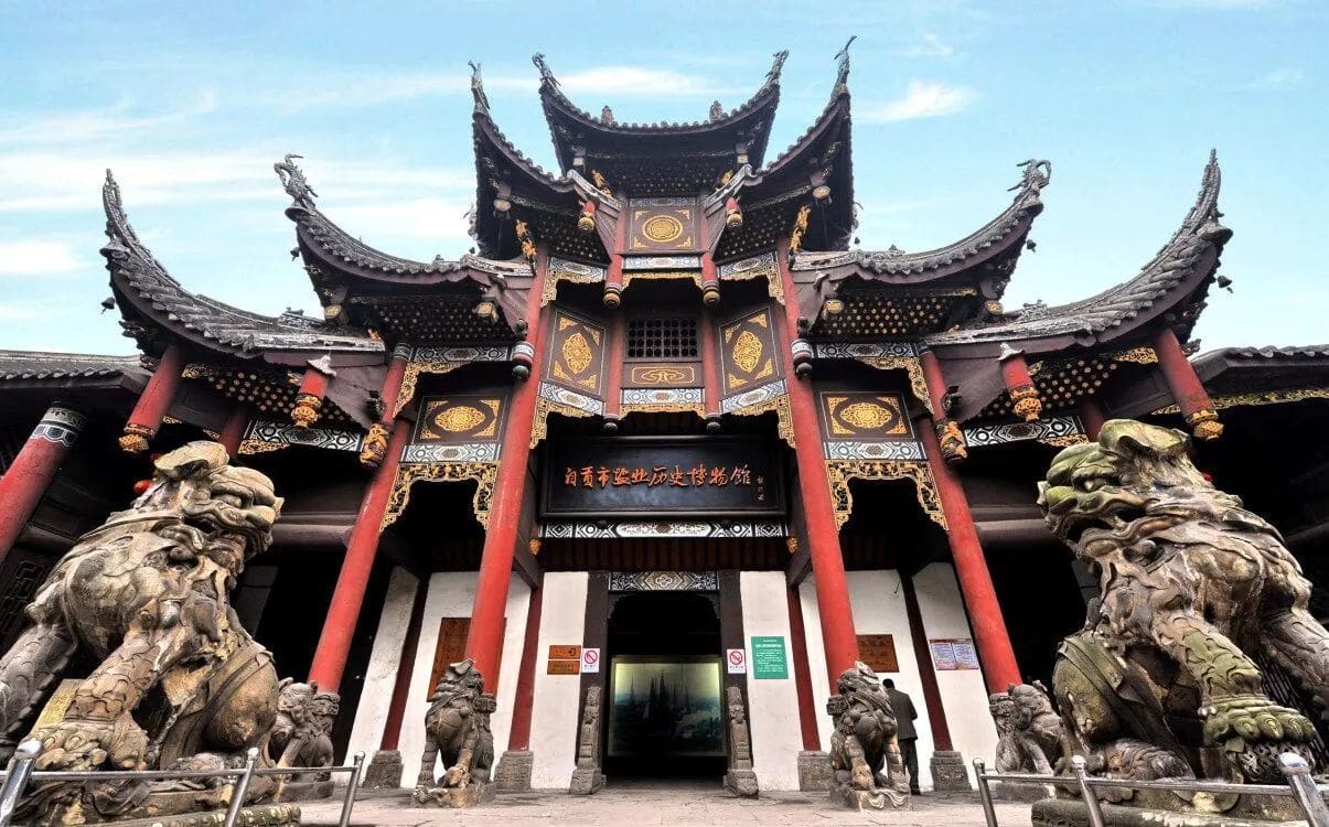 自贡市盐业历史博物馆（西秦会馆）门楼仰视