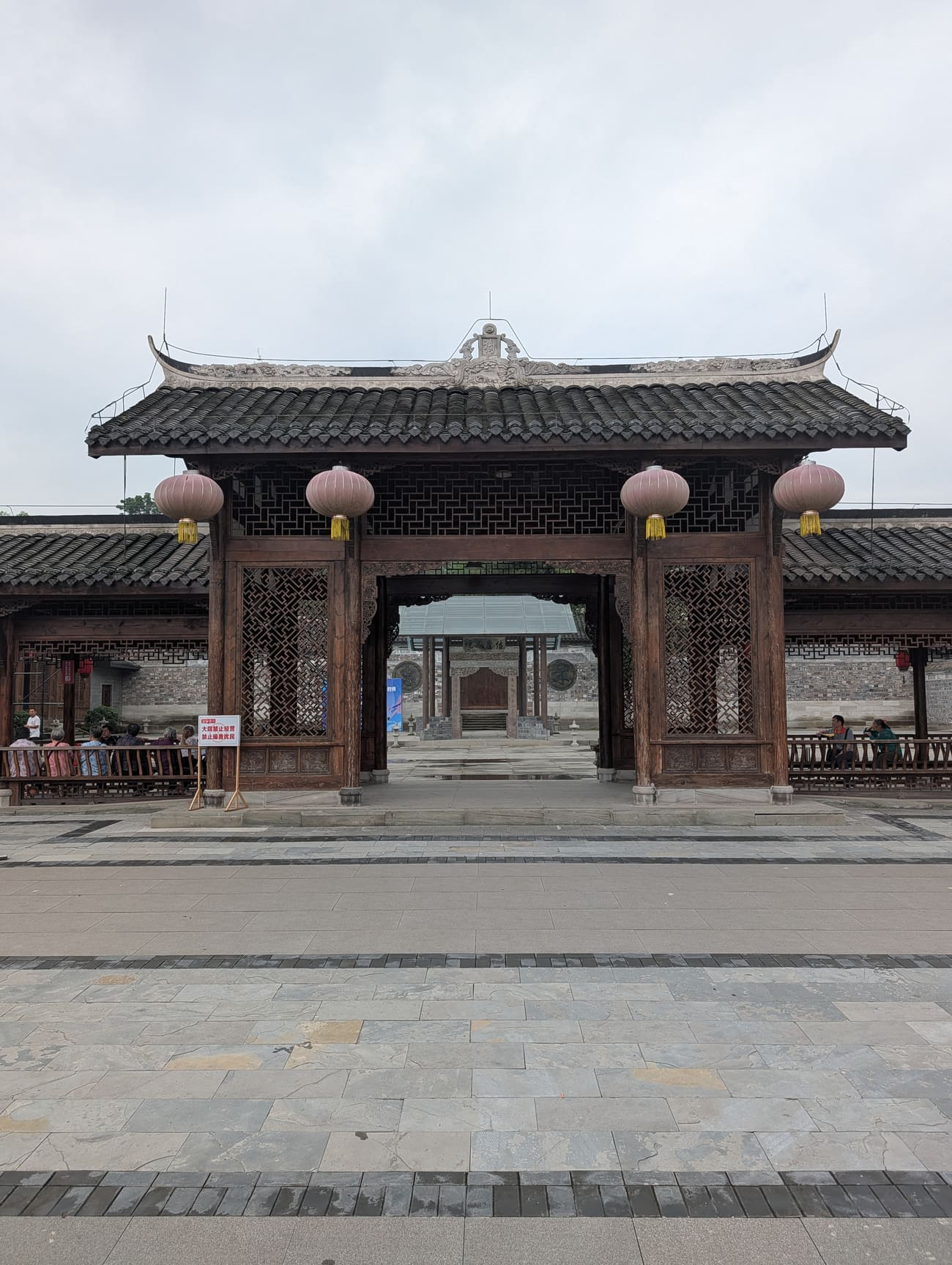 王家大院门楼，悬挂红灯笼