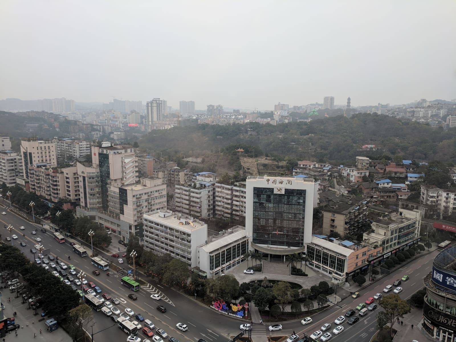 市区一景，可见“中国海关”大楼